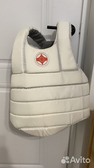 Защитный жилет для единоборств