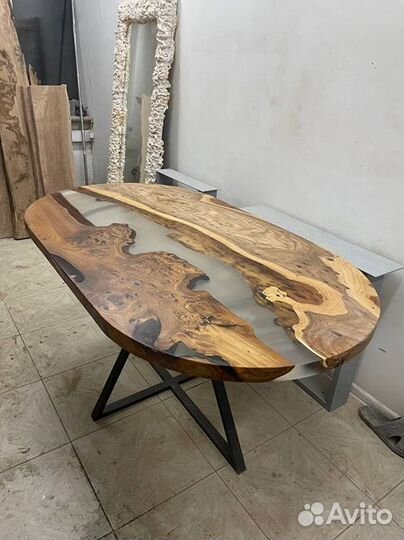 Стол на кухню из слэба и смолы