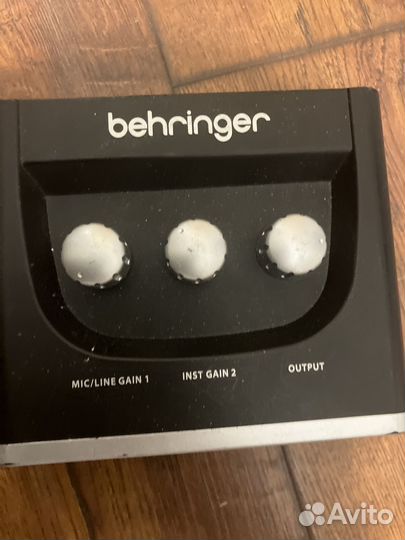 Звуковая карта behringer um2
