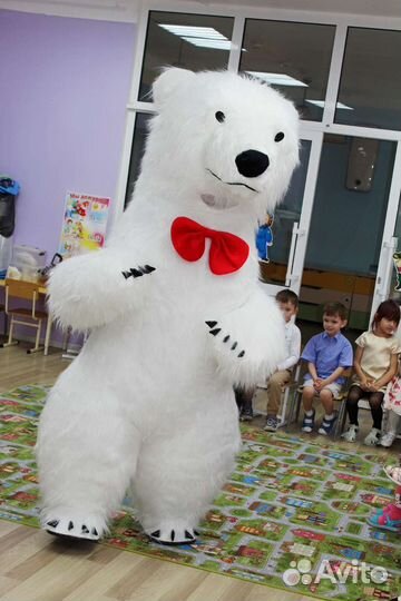 Белый мишка с поздравлением