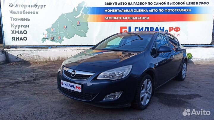 Рейка топливная (рампа) Opel Astra J