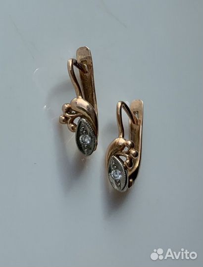 Золотые серьги с бриллиантом