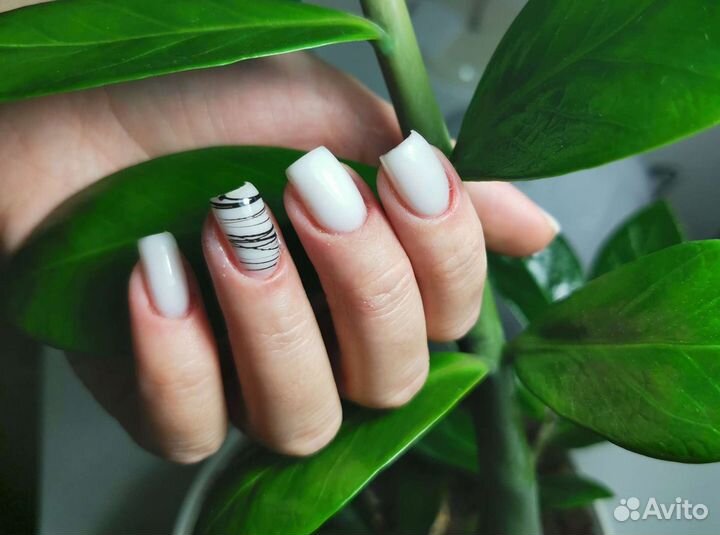Маникюр с покрытием лаком