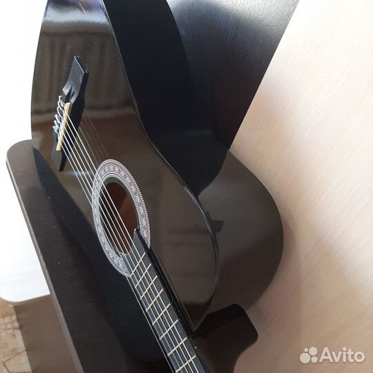 Гитара чёрная, для новичков
