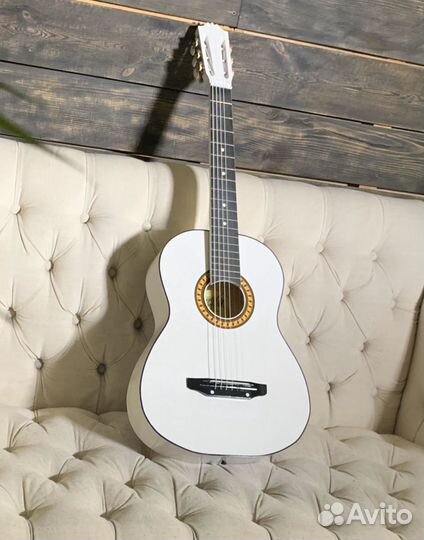 Гитара белая