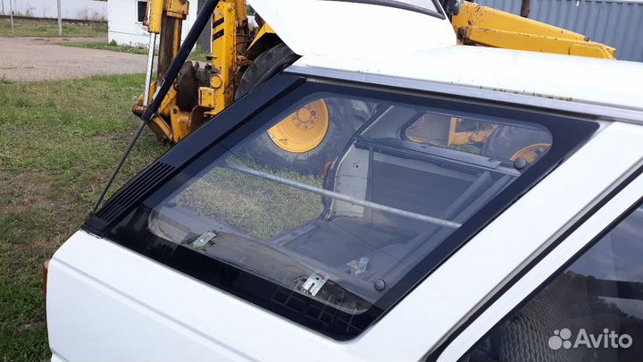 Стекла багажника nissan bluebird veu11