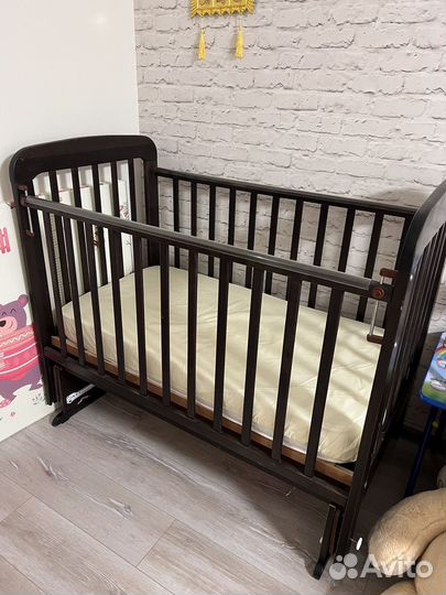 Детская кроватка с маятником