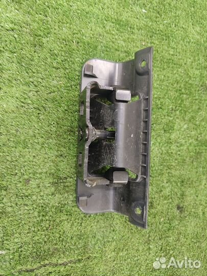 Ответная часть замка багажника Renault Duster