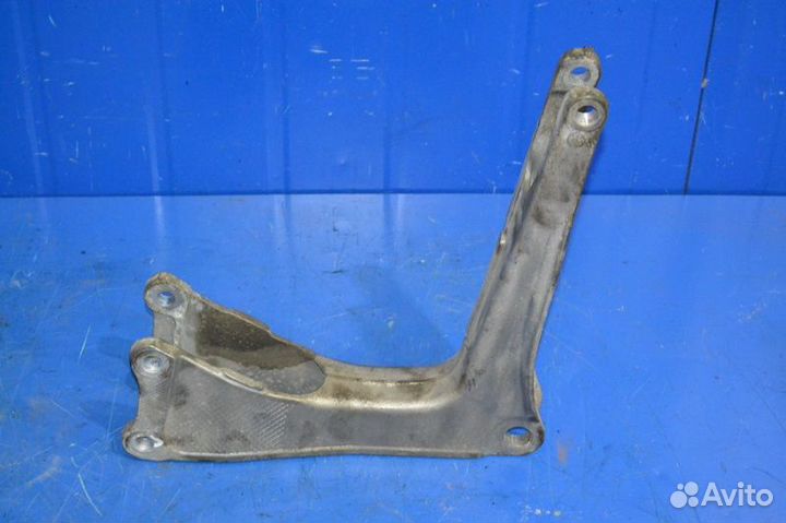 Кронштейн цилиндра подъёма кабины renault trucks P