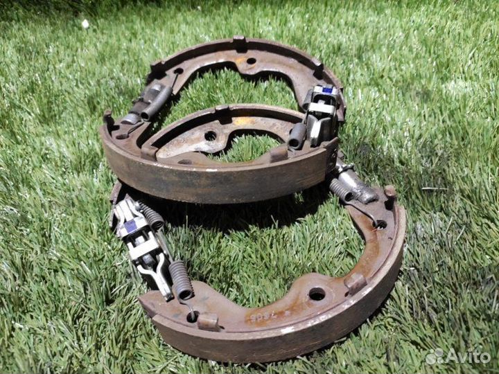 Колодки стояночного тормоза задние Infiniti G35