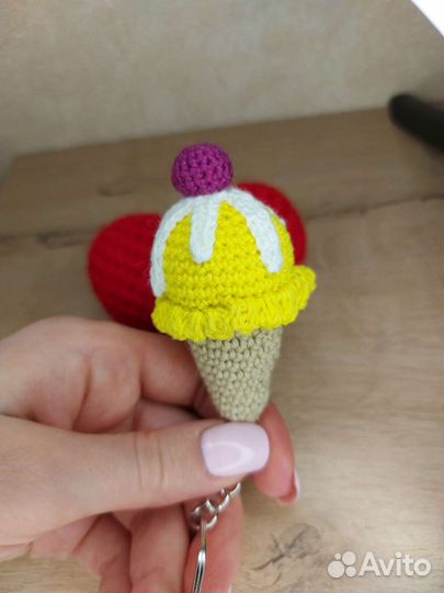 Вязаный брелок пончик