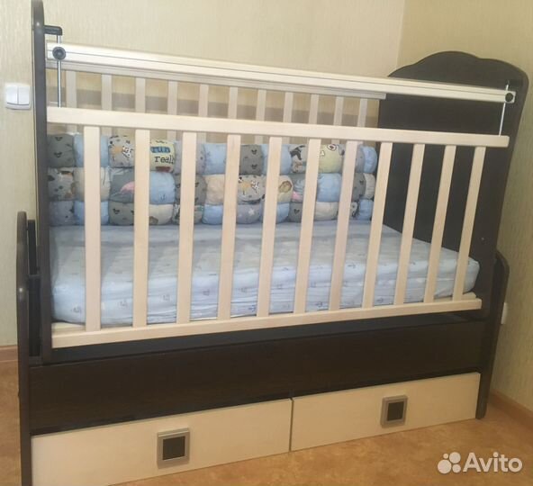 Детская кроватка с маятником и ящиками