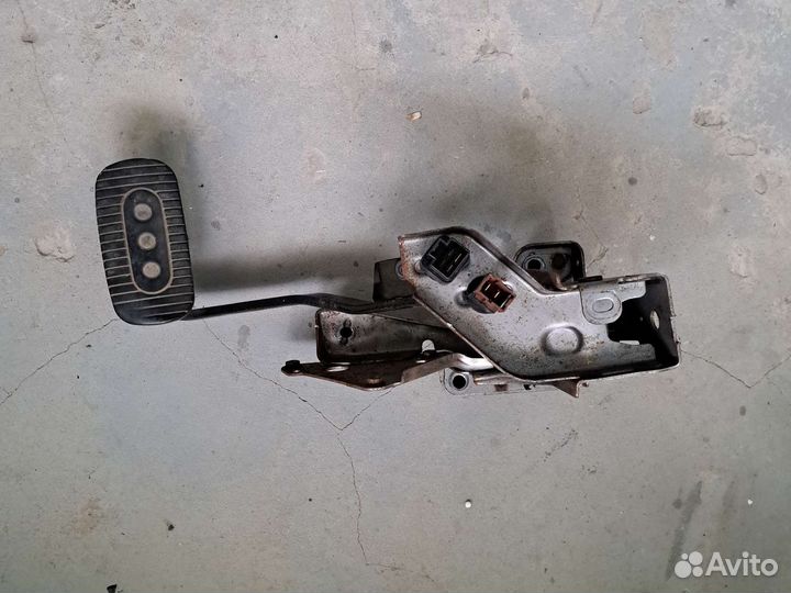 Педаль тормозов с датчиками Nissan Tiida C11