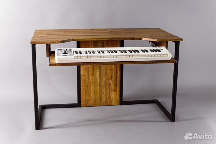 Студийный стол для студии звукозаписи