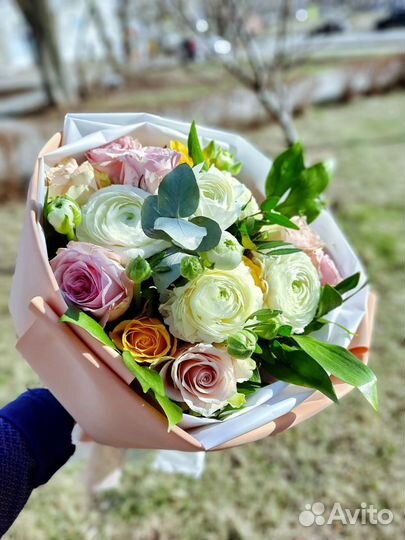 Сборный букет Ранункулюсы Розы Эвкалипт