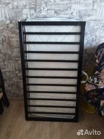 Детская кроватка с маятником