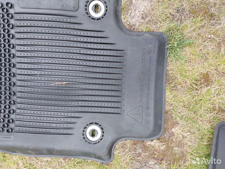 Продаю комплект ковриков в салон автомобиля рав 4