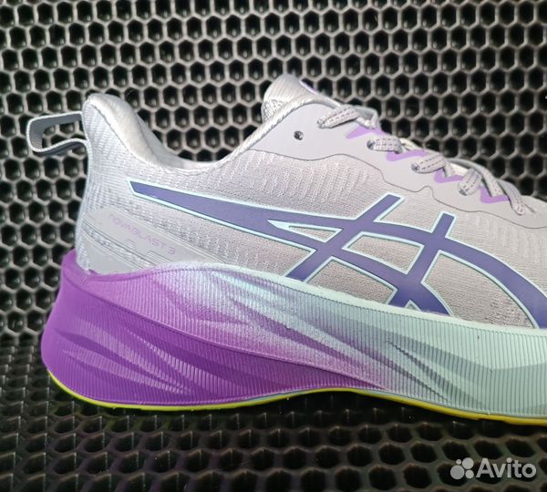 Кроссовки женские Asics Novablast 3