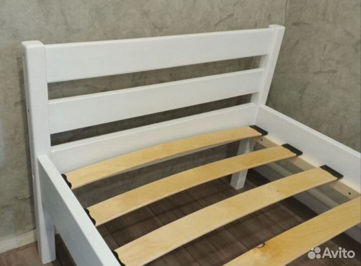 Кровать деревянная