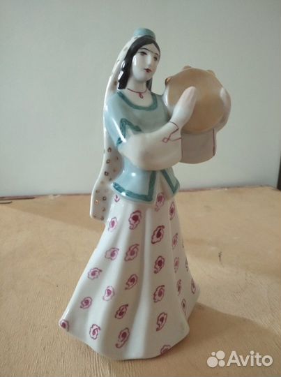 Статуэтка фарфор Аленький цветочек,Полонное