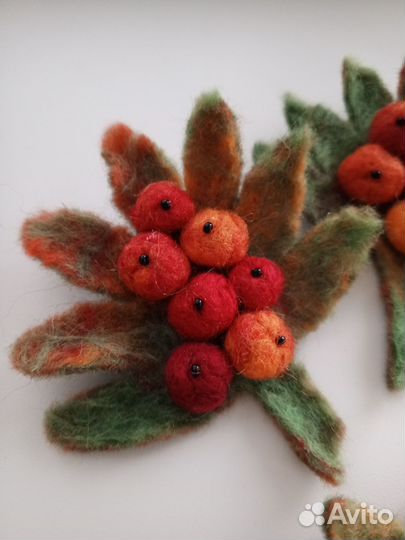 Брошь рябина валянием