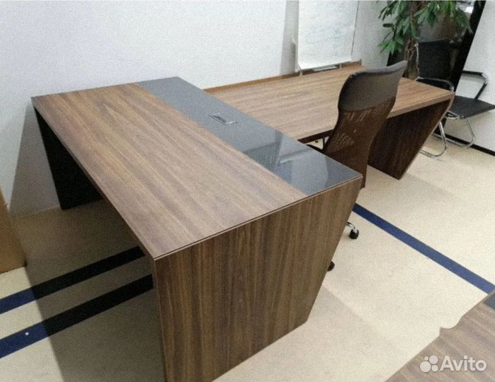 Стол руководителя с тумбой и приставкой