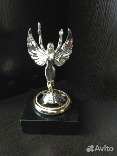Статуэтка Ника