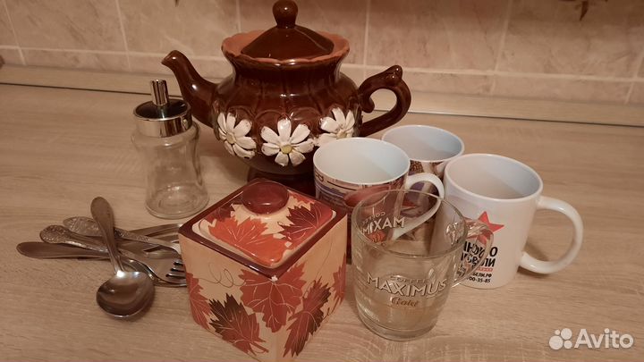 Посуда.Кружки, бокалы, сахарница, ложки, вилки