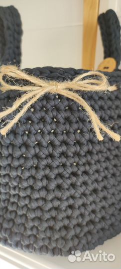 Вязаная корзинка подвесная