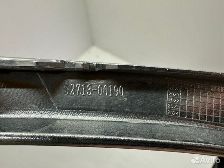 Молдинг бампера передний левый Toyota Camry