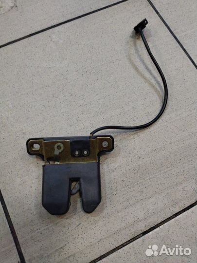 Замок крышки багажника Audi 100 AAR 1994