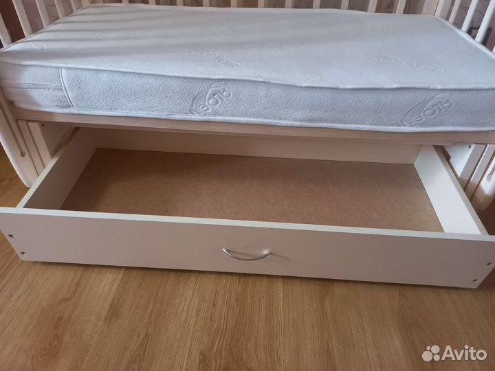Детская кроватка с маятником и ящиком