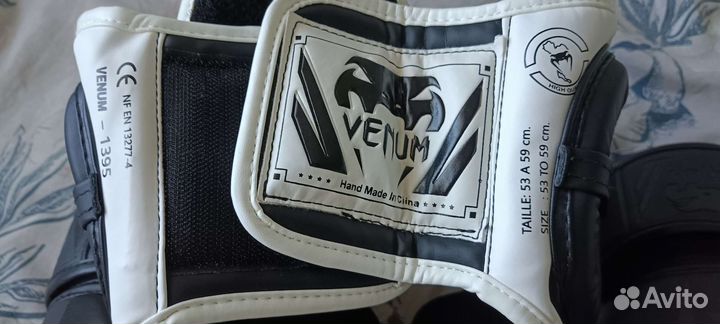 Шлем и перчатки для единоборств