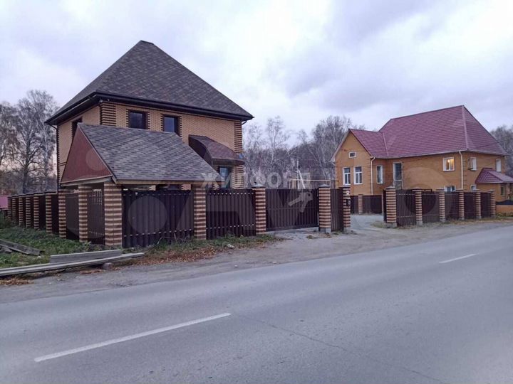 Коттедж 240,9 м² на участке 7 сот.