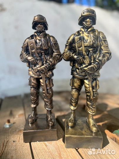 Статуэтка в виде солдата вс РФ