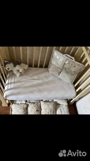 Детская кроватка с маятником и ящиком