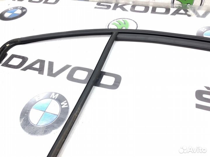 Уплотнитель стекла задний правый Skoda Octavia A7