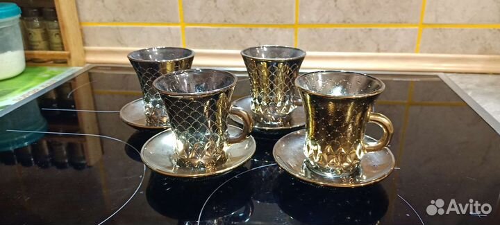 Кофейные чашечки с блюдцами