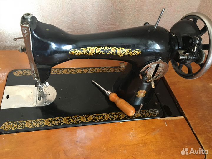 Швейная машинка ножная - времен СССР