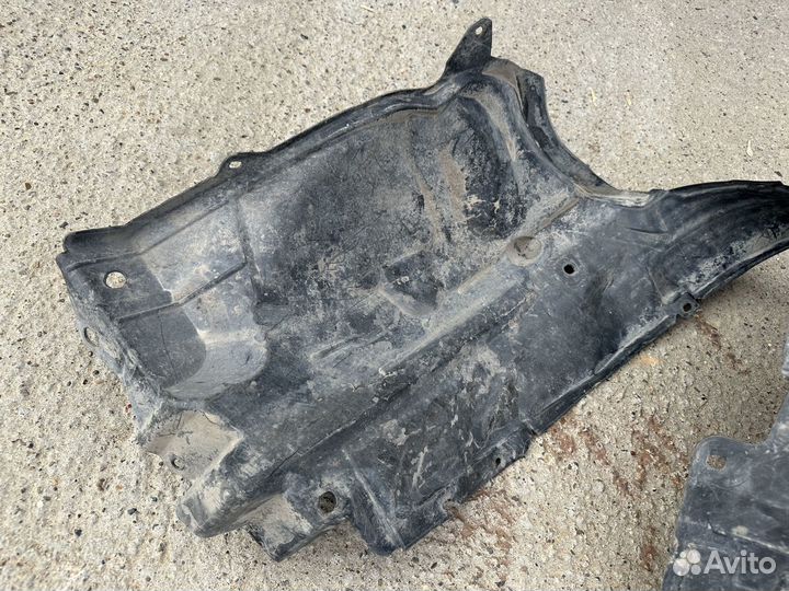 Подкрылок передний левый Nissan Tiida Ниссан Тиида