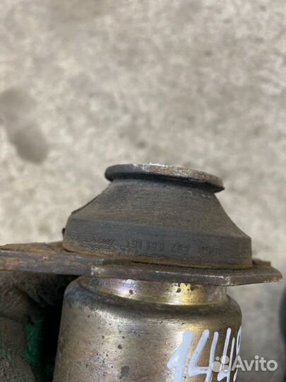 Подушка двигателя Volkswagen Passat B3 1.8 RP