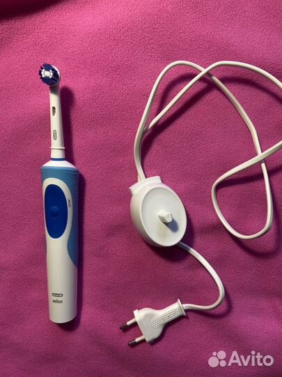 Электрическая зубная щетка орал би