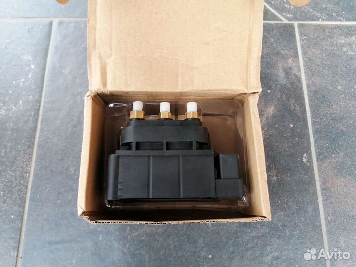 Блок клапанов пневмоподвески 4h0616013 VAG a6 a7