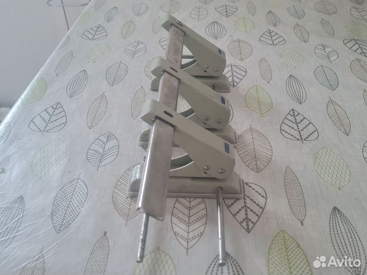 Дырокол регулируемый на 3 отверстия крепкий