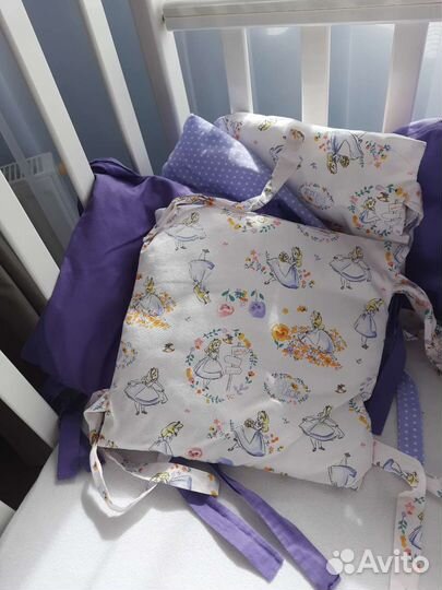 Детская кроватка с маятником и ящиком