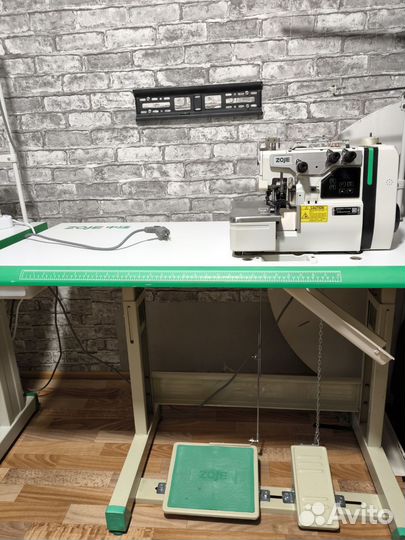 Оверлок 3 х ниточный со столом