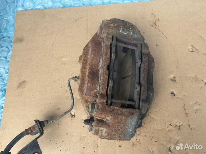 Суппорт передний левый Toyota Sequoia Sr5 XK60