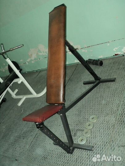 Тренажёрный станок для разводки с гантелями/штанга