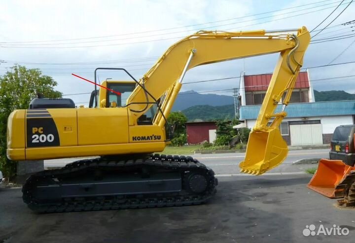 Стекло кузовное у стрелы экскаватор Komatsu PC200