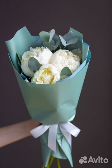 Букет из 3 белых пионов с эвкалиптом